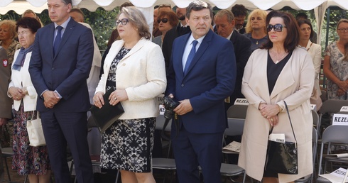 Na uroczystość przybyli m.in. senator Marek Martynowicz (z lewej) oraz wójt gminy Radziejowice Urszula Ciężka (z prawej).