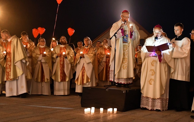 Odczytać tajemnicę obecności Maryi. Eucharystia w Skrzatuszu. Homilia bp. Edwarda Dajczaka