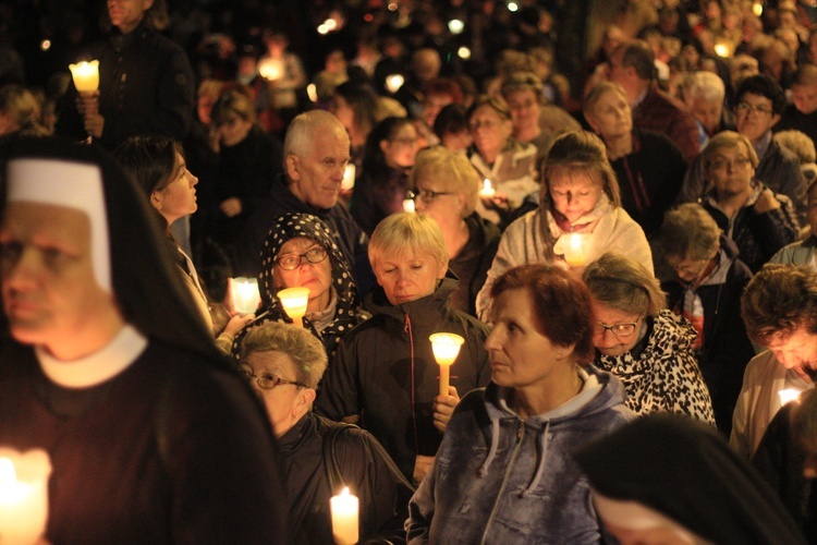 Góra Świętej Anny: Nabożeństwo ze świecami