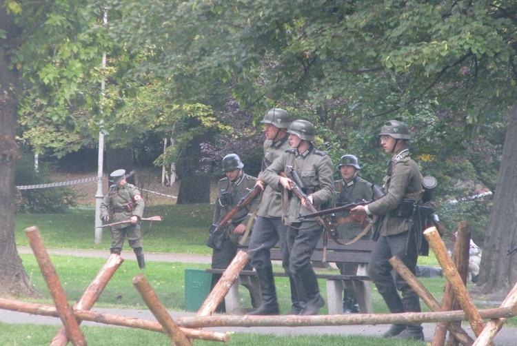 Katowice. Inscenizacja potyczki o wieżę spadochronową z 1939 roku