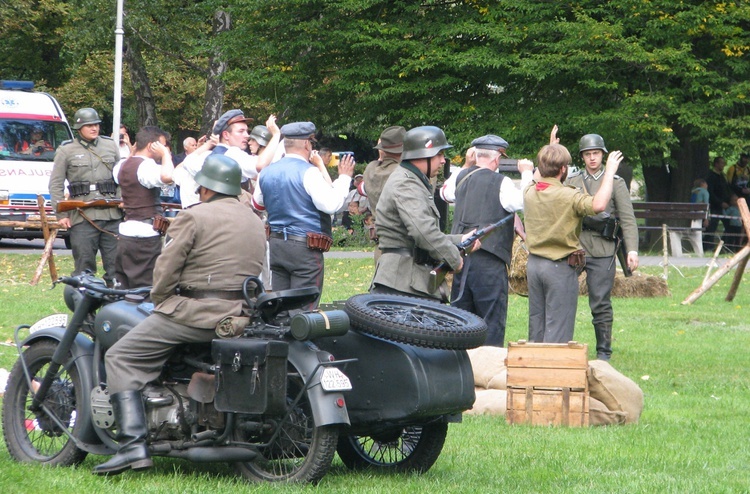 Katowice. Inscenizacja potyczki o wieżę spadochronową z 1939 roku