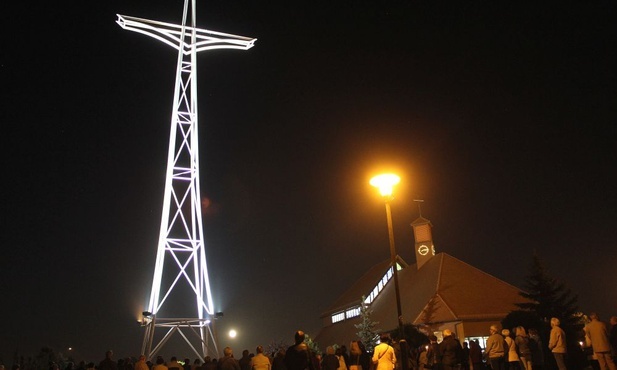 Bp Iwanecki: Jezus pragnie nas objąć ramionami krzyża
