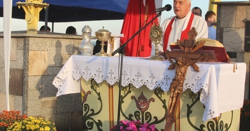 Witając zgromadzonych pod krzyżem w Starej Wsi ks. kan. Grzegorz Then przypominał o wielowiekowej czci, jaką tutejsi wierni otaczają krzyż.