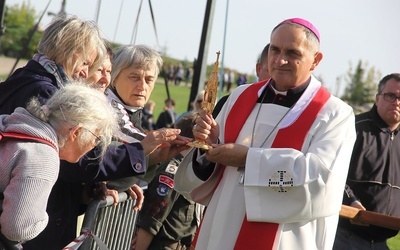 Bp Dajczak: Dotykajmy nie krzyża, ale miłości, która jest w niego wpisana