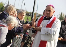 Bp Dajczak: Dotykajmy nie krzyża, ale miłości, która jest w niego wpisana