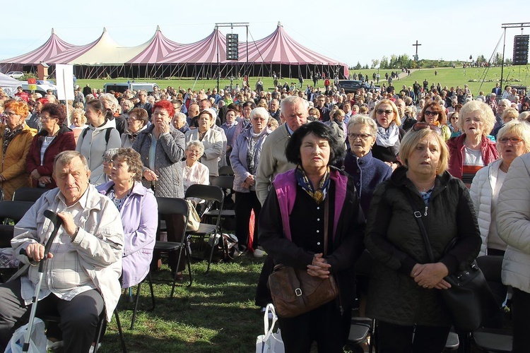 Pielgrzymka Diecezjalna do Skrzatusza. Adoracja Krzyża