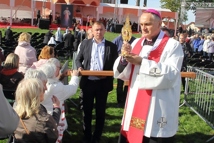 Pielgrzymka Diecezjalna do Skrzatusza. Adoracja Krzyża