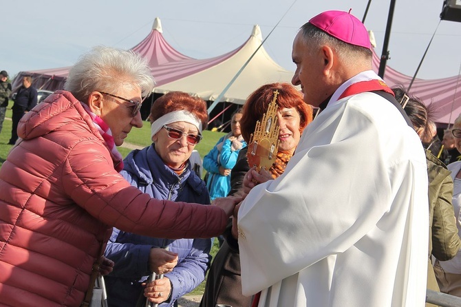 Pielgrzymka Diecezjalna do Skrzatusza. Adoracja Krzyża