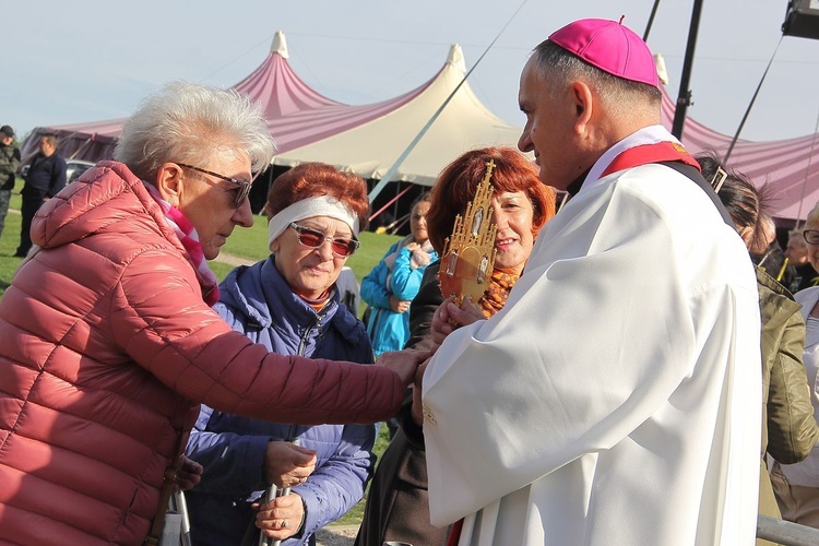 Pielgrzymka Diecezjalna do Skrzatusza. Adoracja Krzyża