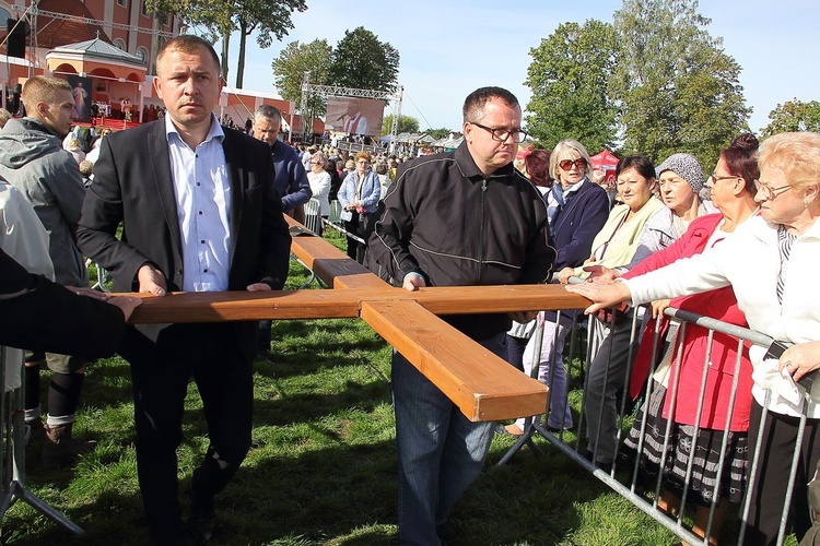 Pielgrzymka Diecezjalna do Skrzatusza. Adoracja Krzyża