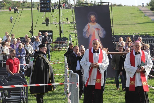 Pielgrzymka Diecezjalna do Skrzatusza. Adoracja Krzyża