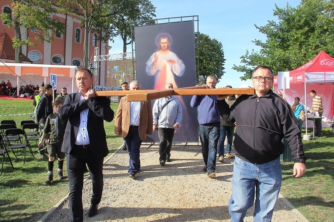 Pielgrzymka Diecezjalna do Skrzatusza. Adoracja Krzyża