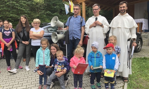 Pamiątkowe książki o tematyce religijnej otrzymali i najstarsi, i najmłodsi pątnicy, a także sąsiedzi ze Słowacji