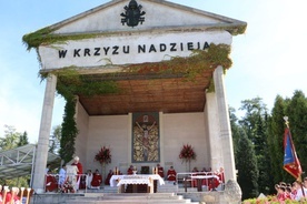 Mogiła. Przyszli, by nauczyć się Krzyża 