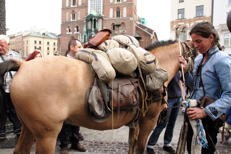 Przekazanie repliki mongolskiej strzały przez Paolę Giacomini