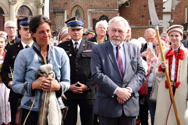 Przekazanie repliki mongolskiej strzały przez Paolę Giacomini