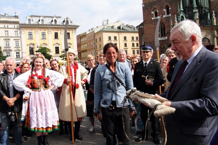 Przekazanie repliki mongolskiej strzały przez Paolę Giacomini