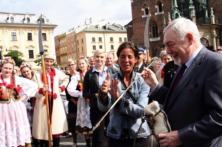 Przekazanie repliki mongolskiej strzały przez Paolę Giacomini