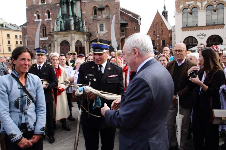 Przekazanie repliki mongolskiej strzały przez Paolę Giacomini