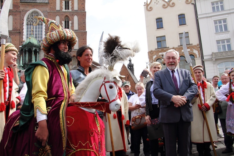 Przekazanie repliki mongolskiej strzały przez Paolę Giacomini