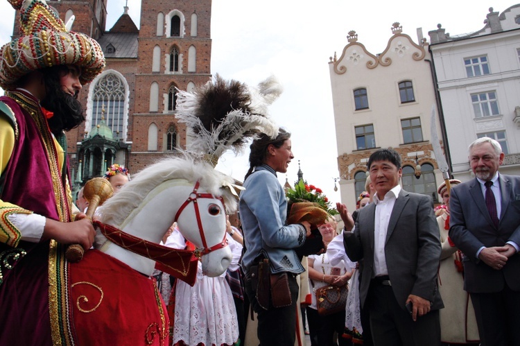 Przekazanie repliki mongolskiej strzały przez Paolę Giacomini