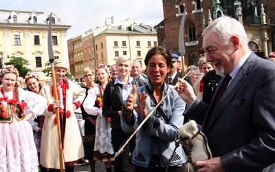 Włoska podróżniczka Paola Giacomini przywiozła do Krakowa replikę strzały, która w 1287 r. przeszyła hejnalistę