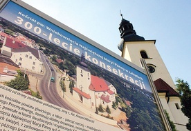 Przed świątynią stanęła wystawa przygotowana przez gliwickie muzeum.