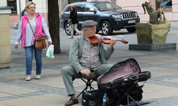 Każdy coś w życie społeczeństwa wnosi...
