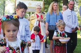 Do kościoła w Wielkiej Wsi franciszkanie uroczyście wprowadzili relikwie misjonarzy.