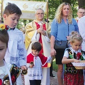 Do kościoła w Wielkiej Wsi franciszkanie uroczyście wprowadzili relikwie misjonarzy.