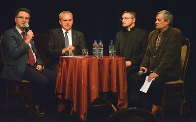 Uczestnicy debaty (od lewej): Krzysztof Busse – IPN Radom, Marcin Krzysztofik – IPN Lublin, historyk ks. Szczepan Kowalik i Arkadiusz Kutkowski – IPN Radom.