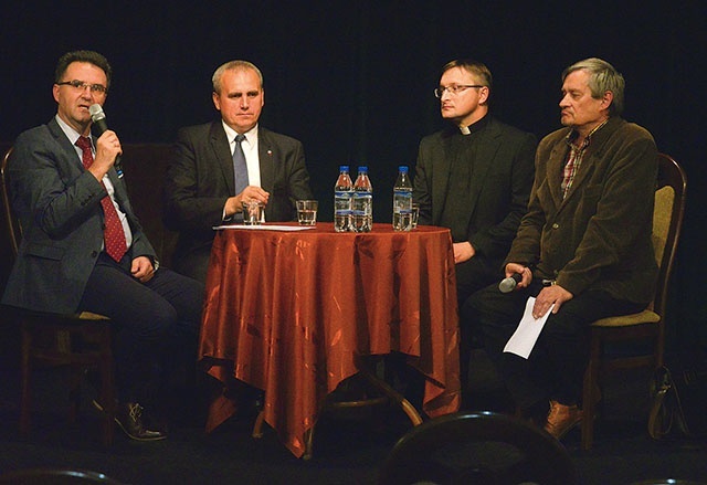 Uczestnicy debaty (od lewej): Krzysztof Busse – IPN Radom, Marcin Krzysztofik – IPN Lublin, historyk ks. Szczepan Kowalik i Arkadiusz Kutkowski – IPN Radom.