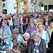 – Kiedy patrzymy  na krzyż, dociera do nas, że Bóg więcej wymaga od siebie niż od ludzi – mówił abp Kupny w bazylice trzebnickiej.