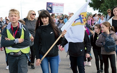 W tłumie młodych pielgrzymów wyróżniali się harcerze i młodzież z KSM-u.