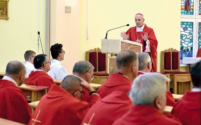 Biskup głosił konferencje, ale i homilie w czasie wspólnych Mszy św.