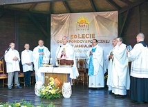 Podczas Eucharystii modlono się za żyjących i zmarłych mieszkańców DPS.