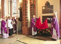 Tablicę odsłaniają ks. Stefan Wylężek z Polskiej Misji Katolickiej w Anglii i Walii oraz bp Wiesław Lechowicz.