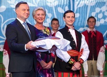 Para prezydencka z dożynkowym bochnem.