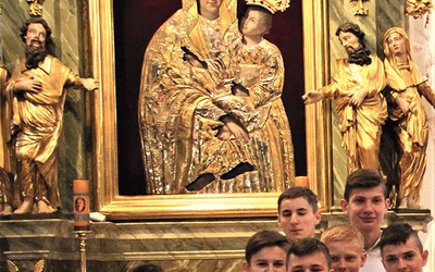 Przy ołtarzu, w którym widnieje wizerunek, wielu wiernych chce mieć pamiątkowe zdjęcie z Madonną.