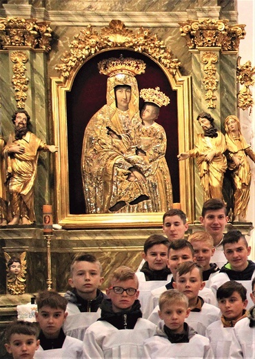 Przy ołtarzu, w którym widnieje wizerunek, wielu wiernych chce mieć pamiątkowe zdjęcie z Madonną.