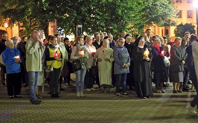 Wierni  zebrani wokół  katedry  św. Mikołaja  podczas  wieczornej  Drogi Krzyżowej.