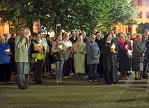 Wierni  zebrani wokół  katedry  św. Mikołaja  podczas  wieczornej  Drogi Krzyżowej.