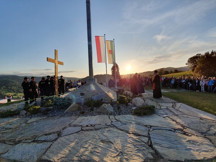 Ochotnica Dolna. Polska pod Krzyżem