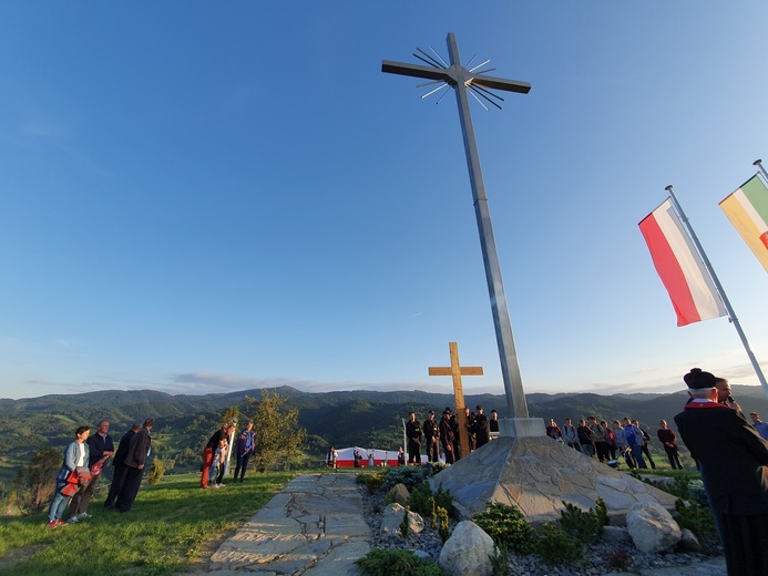 Ochotnica Dolna. Polska pod Krzyżem