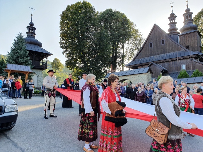 Ochotnica Dolna. Polska pod Krzyżem