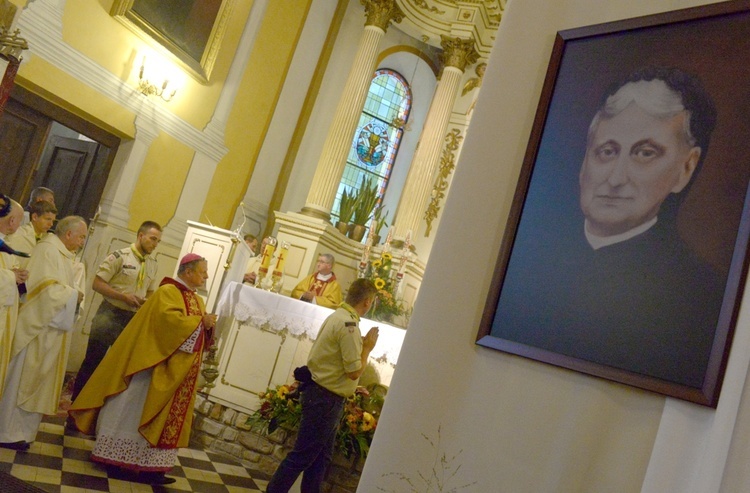 Mszy św. w intencji wyniesienia na ołtarze założycielki sióstr Franciszkanek od Cierpiących w kościele pw. Świętego Krzyża w Kozienicach przewodniczył bp Henryk Tomasik.