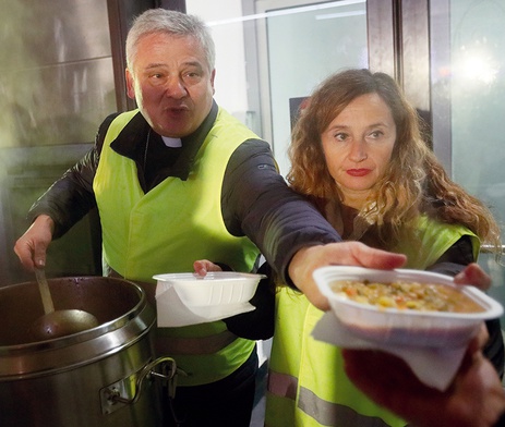 Kard. Konrad Krajewski jest papieskim jałmużnikiem. W Rzymie codziennie pomaga biednym i bezdomnym.