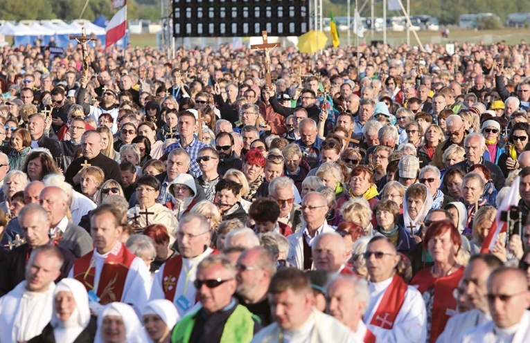 Na płycie lotniska Włocławek-Kruszyn zgromadziło się kilkadziesiąt tysięcy osób.
