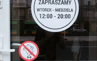 Znak z przekreślonym dzieckiem na drzwiach poznańskiej restauracji budzi emocje i kontrowersje.