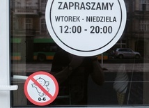 Znak z przekreślonym dzieckiem na drzwiach poznańskiej restauracji budzi emocje i kontrowersje.